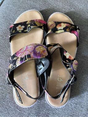 Floral Embroidered Black Sandals - Women's Comfort Slide